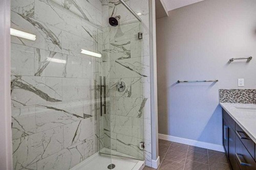 401-145 Burma Star Road Sw, Calgary, AB - Indoor Photo Showing Bathroom