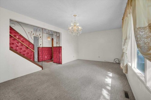2025 40 Street Se, Calgary, AB - Indoor Photo Showing Other Room