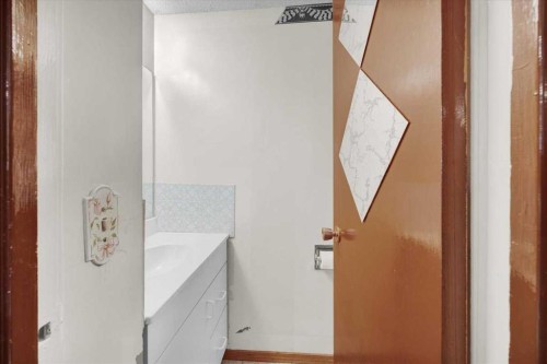 2025 40 Street Se, Calgary, AB - Indoor Photo Showing Bathroom