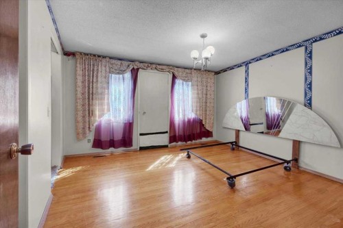 2025 40 Street Se, Calgary, AB - Indoor Photo Showing Other Room