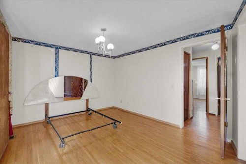 2025 40 Street Se, Calgary, AB - Indoor Photo Showing Other Room