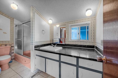 2025 40 Street Se, Calgary, AB - Indoor Photo Showing Bathroom