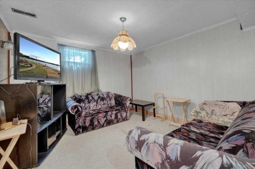 2025 40 Street Se, Calgary, AB - Indoor Photo Showing Living Room