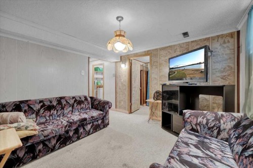2025 40 Street Se, Calgary, AB - Indoor Photo Showing Living Room