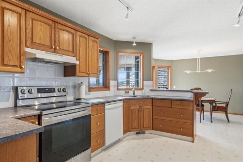48 Headlands Close, Cochrane, AB - Indoor Photo Showing Kitchen