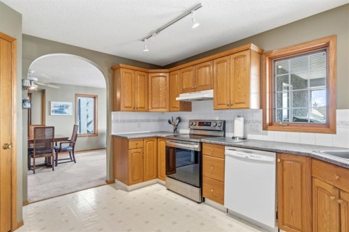 48 Headlands Close, Cochrane, AB - Indoor Photo Showing Kitchen