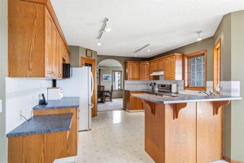 48 Headlands Close, Cochrane, AB - Indoor Photo Showing Kitchen