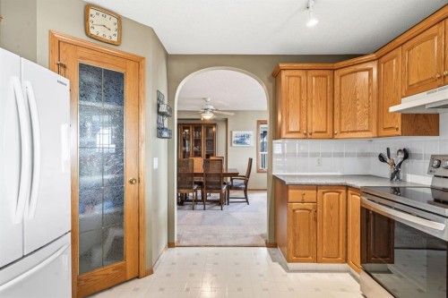 48 Headlands Close, Cochrane, AB - Indoor Photo Showing Kitchen