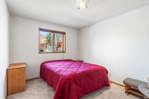 48 Headlands Close, Cochrane, AB - Indoor Photo Showing Bedroom