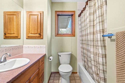 48 Headlands Close, Cochrane, AB - Indoor Photo Showing Bathroom