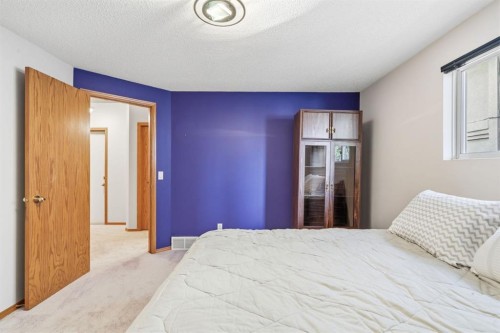 48 Headlands Close, Cochrane, AB - Indoor Photo Showing Bedroom