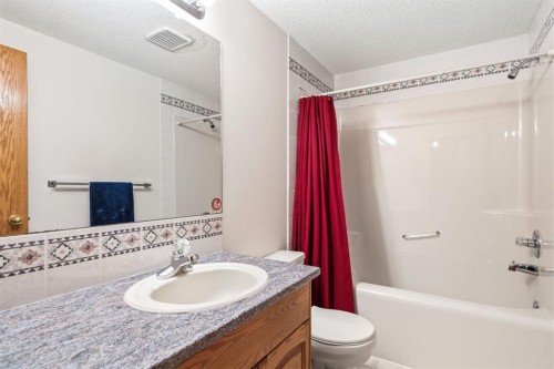 48 Headlands Close, Cochrane, AB - Indoor Photo Showing Bathroom