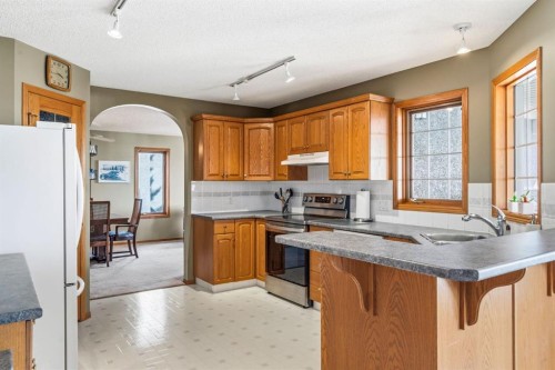 48 Headlands Close, Cochrane, AB - Indoor Photo Showing Kitchen