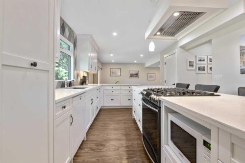315 Woodpark Place Sw, Calgary, AB - Indoor Photo Showing Kitchen