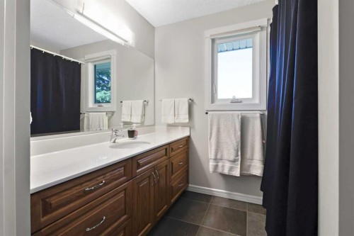315 Woodpark Place Sw, Calgary, AB - Indoor Photo Showing Bathroom