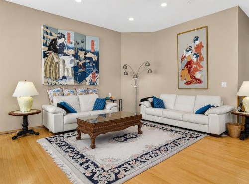 44 Strathlea Close Sw, Calgary, AB - Indoor Photo Showing Living Room