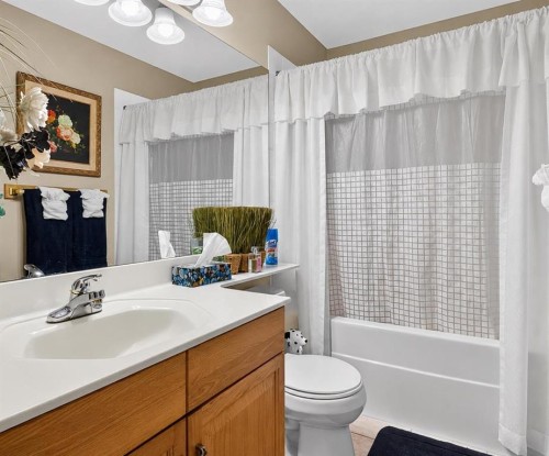 44 Strathlea Close Sw, Calgary, AB - Indoor Photo Showing Bathroom