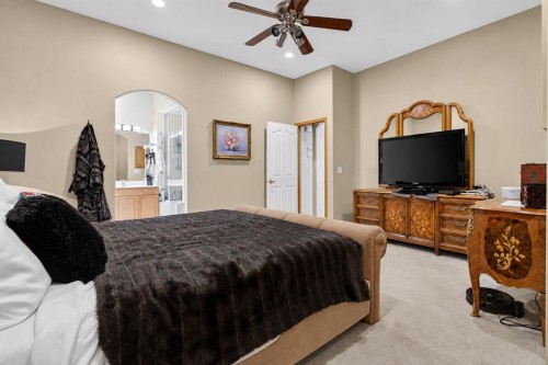 44 Strathlea Close Sw, Calgary, AB - Indoor Photo Showing Bedroom