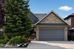 44 Strathlea Close SW Calgary, AB T3H 5C6