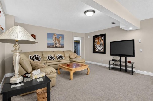 44 Strathlea Close Sw, Calgary, AB - Indoor Photo Showing Other Room