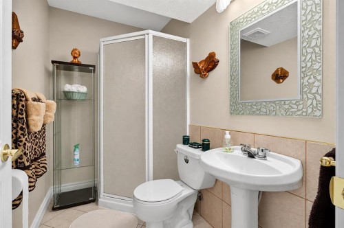 44 Strathlea Close Sw, Calgary, AB - Indoor Photo Showing Bathroom