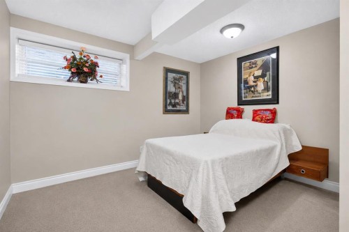 44 Strathlea Close Sw, Calgary, AB - Indoor Photo Showing Bedroom