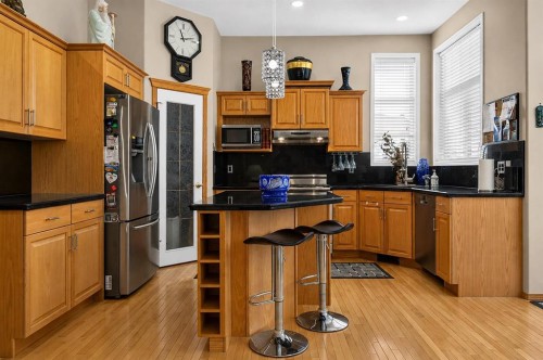44 Strathlea Close Sw, Calgary, AB - Indoor Photo Showing Kitchen