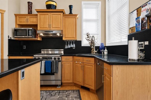 44 Strathlea Close Sw, Calgary, AB - Indoor Photo Showing Kitchen