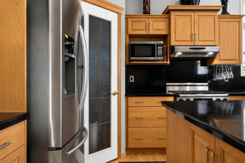 44 Strathlea Close Sw, Calgary, AB - Indoor Photo Showing Kitchen