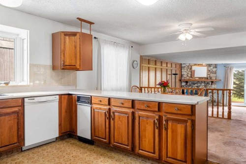 84 Deermoss Crescent Se, Calgary, AB - Indoor Photo Showing Kitchen