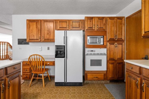 84 Deermoss Crescent Se, Calgary, AB - Indoor Photo Showing Kitchen