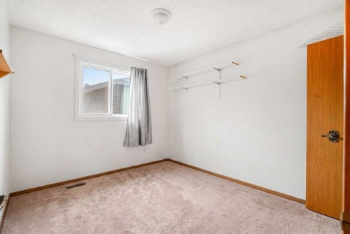 84 Deermoss Crescent Se, Calgary, AB - Indoor Photo Showing Other Room