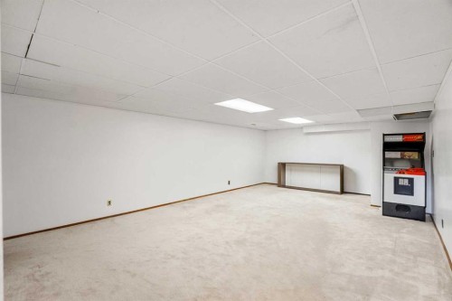 84 Deermoss Crescent Se, Calgary, AB - Indoor