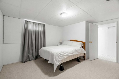 84 Deermoss Crescent Se, Calgary, AB - Indoor Photo Showing Bedroom