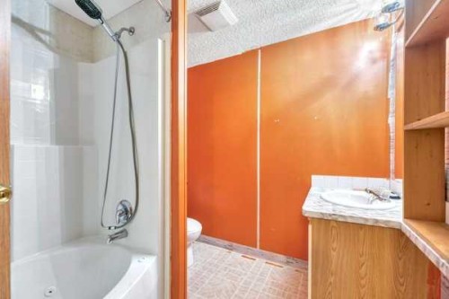 863 Brentwood Crescent, Strathmore, AB - Indoor Photo Showing Bathroom