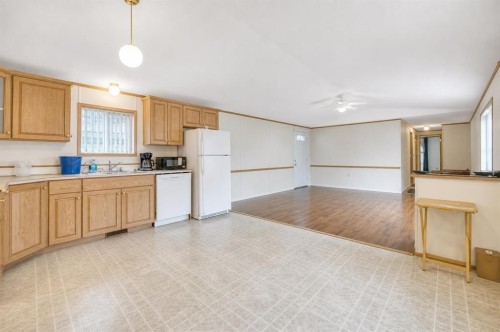 863 Brentwood Crescent, Strathmore, AB - Indoor Photo Showing Kitchen