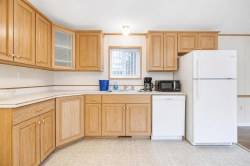 863 Brentwood Crescent, Strathmore, AB - Indoor Photo Showing Kitchen