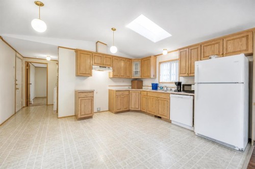 863 Brentwood Crescent, Strathmore, AB - Indoor Photo Showing Kitchen