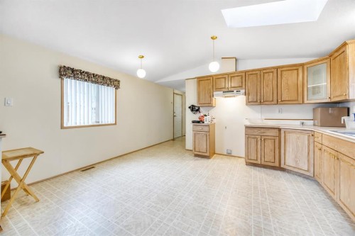 863 Brentwood Crescent, Strathmore, AB - Indoor Photo Showing Kitchen