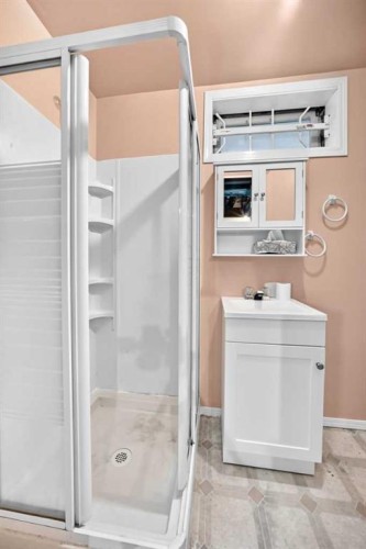 19 Falshire Drive Ne, Calgary, AB - Indoor Photo Showing Bathroom
