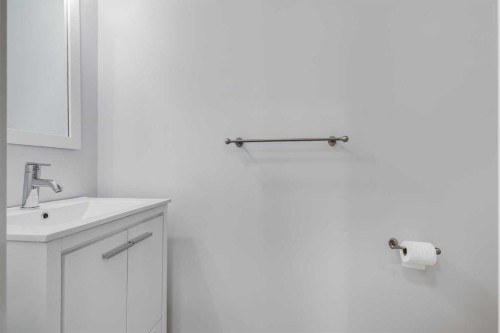 37 Cranleigh Heath Se, Calgary, AB - Indoor Photo Showing Bathroom