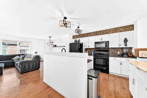 252 Mckenzie Towne Link Se, Calgary, AB - Indoor Photo Showing Kitchen