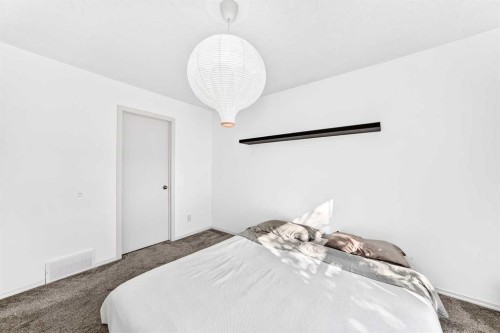 252 Mckenzie Towne Link Se, Calgary, AB - Indoor Photo Showing Bedroom