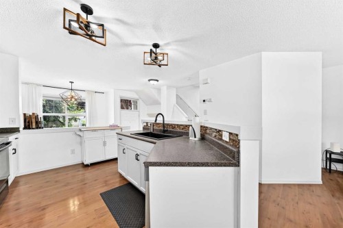 252 Mckenzie Towne Link Se, Calgary, AB - Indoor Photo Showing Kitchen