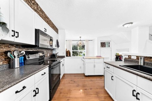 252 Mckenzie Towne Link Se, Calgary, AB - Indoor Photo Showing Kitchen
