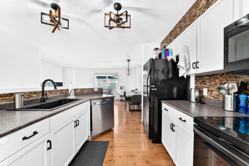 252 Mckenzie Towne Link Se, Calgary, AB - Indoor Photo Showing Kitchen