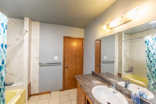 2628 Capitol Hill Crescent Nw, Calgary, AB - Indoor Photo Showing Bathroom