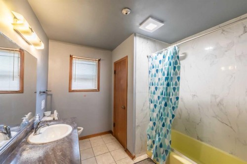 2628 Capitol Hill Crescent Nw, Calgary, AB - Indoor Photo Showing Bathroom