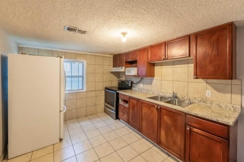2628 Capitol Hill Crescent Nw, Calgary, AB - Indoor Photo Showing Kitchen With Double Sink