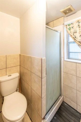 2628 Capitol Hill Crescent Nw, Calgary, AB - Indoor Photo Showing Bathroom